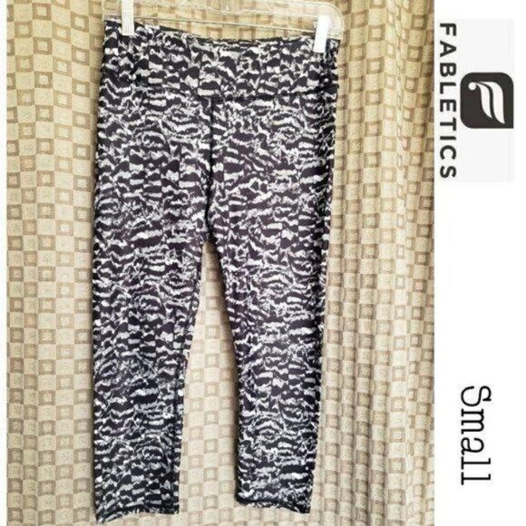 Fabletics Women's Mid-Rise PowerHold Cropped Leggings Capri Activewear - Picture 2 of 7